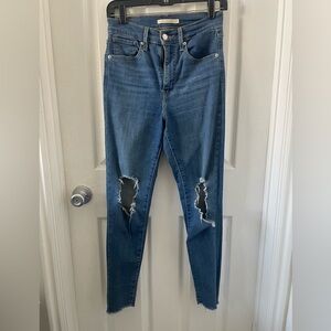 Levi's Women's Skinny Jeans in Medium Blue with Knee Rips